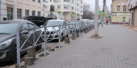 На улице Бабушкина в Астрахани устанавливают 400 метров защитного ограждения - Газета Волга