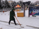 В Астрахани коммунальщики убирают выпавший снег и обрабатывают дороги противогололедной смесью