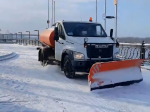 В Астрахани коммунальщики убирают выпавший снег и обрабатывают дороги противогололедной смесью