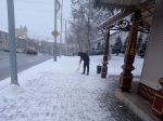 В Астрахани коммунальщики убирают выпавший снег и обрабатывают дороги противогололедной смесью
