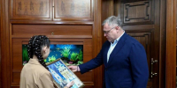 Астраханская художница подарила свою картину Игорю Бабушкину - Bloknot-Astrakhan.Ru