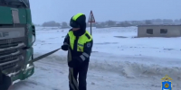 Дорожные полицейские вызволяли машины из снежных ловушек на астраханских трассах - Punkt-a.info