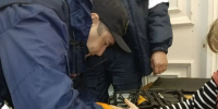 В Астрахани городским спасателям пришлось спиливать кольцо с пальца школьницы - Astrakhanpost.Ru