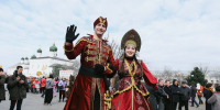 На Масленицу в Астраханском кремле представители национально-культурных обществ пекли блины «Дружба» - Газета Волга