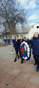 Николай Шайдин принял участие в церемонии возложения венков у мемориала погибшим односельчанам в поселке Советском