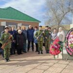 Николай Шайдин принял участие в церемонии возложения венков у мемориала погибшим односельчанам в поселке Советском