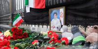 Люди несут цветы к Генеральному консульству Ирана в Астрахани - Министерство внешних связей