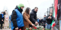 В Астрахани люди несут цветы к генеральному консульству Ирана - Punkt-a.info