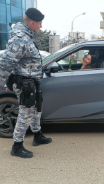 Астраханские приставы поздравили женщин с наступающим 8 Марта, даря  тюльпаны и улыбки