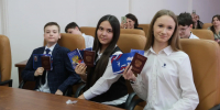 Юным астраханцам вручили паспорта в День воссоединения Крыма с Россией - Punkt-a.info