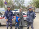 Астраханские росгвардейцы вернули матери потерявшегося мальчика