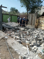 Под многотонной грудой: спасатели освободили астраханца после обрушения стены на Нечаева