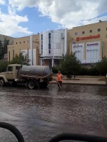 Коммунальные службы продолжают откачку дождевых вод с улиц города
