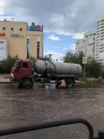 Коммунальные службы продолжают откачку дождевых вод с улиц города