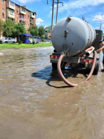 Коммунальные службы продолжают откачку дождевых вод с улиц города
