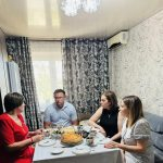 Виктор Репин поздравил председателя ТСЖ с юбилеем
