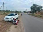 В Астрахани девушка на мопеде врезалась в иномарку и оказалась в больнице