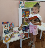 Кошки с книжной обложки в библиотеке