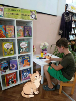 Кошки с книжной обложки в библиотеке