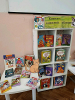 Кошки с книжной обложки в библиотеке