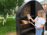 Специалисты «ЭкоЦентра» пополнили уличный книгообмен в Астрахани новыми изданиями
