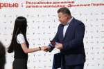 Накануне Дня флага мэр Игорь Редькин вручил паспорта астраханским школьникам