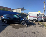 В Астрахани в столкновении легковушки со скорой пострадали два водителя