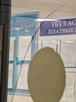 В Астрахани мужчина разбил стеклопакет в больнице и провоцировал врача на драку